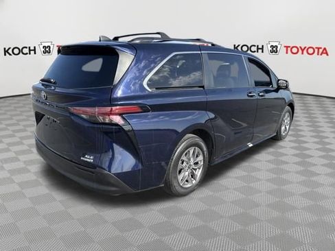 Used 2022 Toyota Sienna XLE image 8