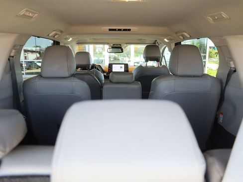 Used 2024 Toyota Sienna XLE image 23
