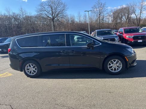 Used 2023 Chrysler Voyager LX image 12