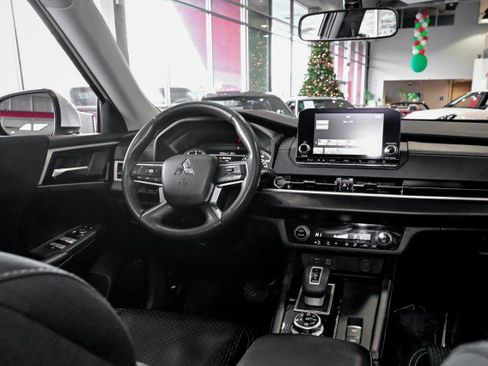 Used 2024 Mitsubishi Outlander ES image 26