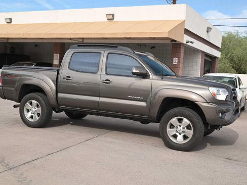 Used 2014 Toyota Tacoma 4x4 Double Cab w/ TRD Sport Package image 4