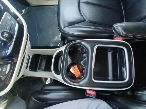 Used 2023 Chrysler Pacifica Touring-L FWD image 21