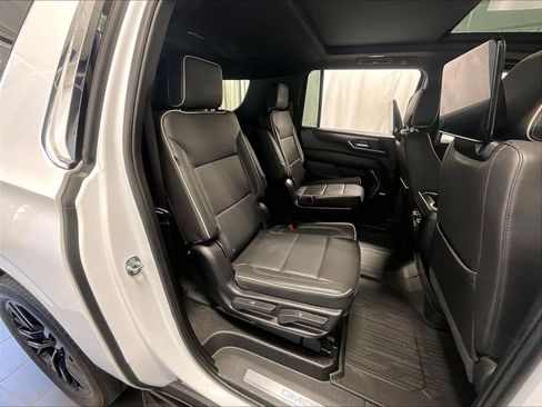 Used 2025 GMC Yukon XL Elevation w/ Elevation Premium Package AWD/4WD image 16