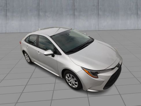 Used 2022 Toyota Corolla LE FWD image 2