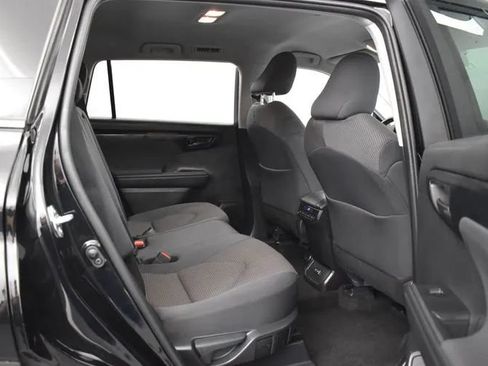Used 2025 Toyota Highlander LE FWD image 19