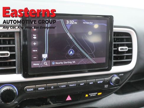 Used 2024 Hyundai Venue Limited image 19