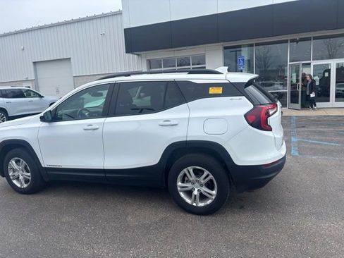Used 2023 GMC Terrain SLE w/ Driver Convenience Package image 9