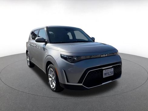 Used 2025 Kia Soul LX w/ LX Technology Package image 3
