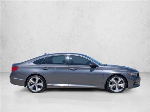 Used 2018 Honda Accord Touring image 4