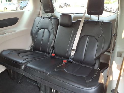 Used 2023 Chrysler Pacifica Touring-L FWD image 12