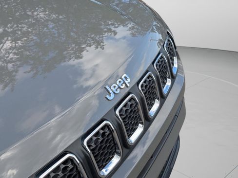 Used 2023 Jeep Compass Latitude image 12