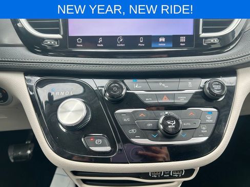 Used 2023 Chrysler Pacifica Touring-L image 35