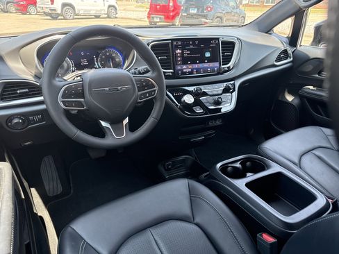 Used 2025 Chrysler Voyager LX image 6