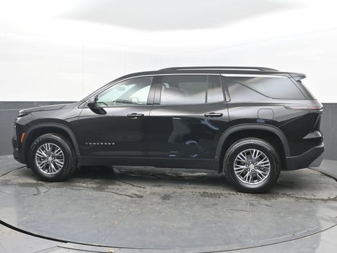Used 2025 Chevrolet Traverse LT image 7
