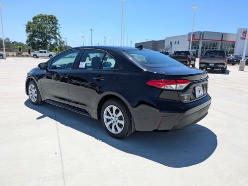 Used 2026 Toyota Corolla LE FWD image 5