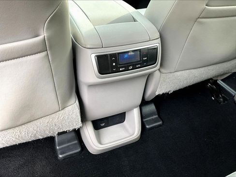 Used 2016 Toyota Highlander XLE FWD image 10
