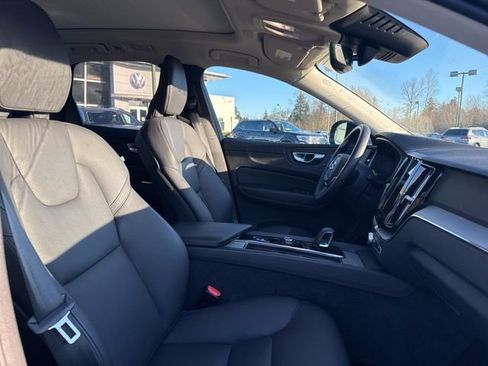 Used 2025 Volvo XC60 B5 Plus image 9