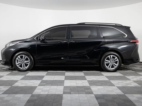Used 2022 Toyota Sienna XSE w/ XSE Plus Package image 3