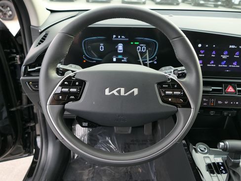 Certified 2025 Kia Niro EX image 16
