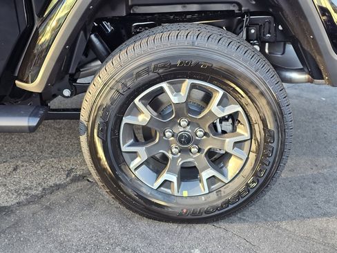 New 2026 Jeep Gladiator Sahara image 9