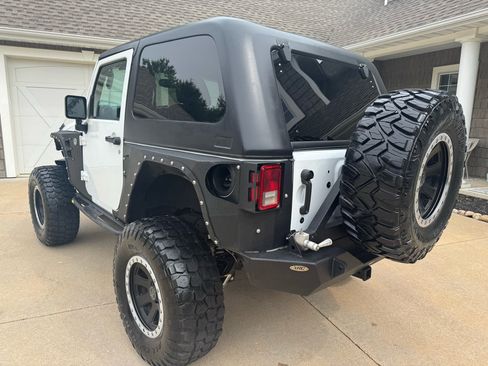 Used 2017 Jeep Wrangler Rubicon w/ Power Convenience Group image 4