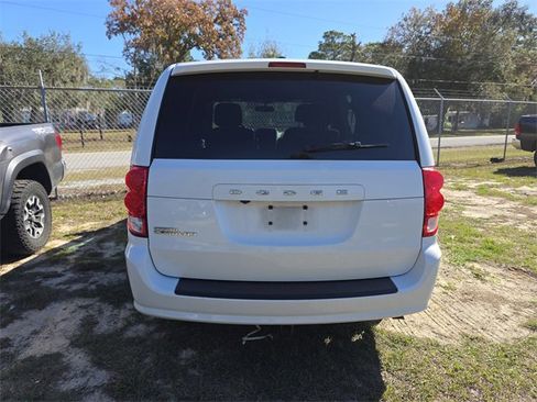 Used 2017 Dodge Grand Caravan SE image 4