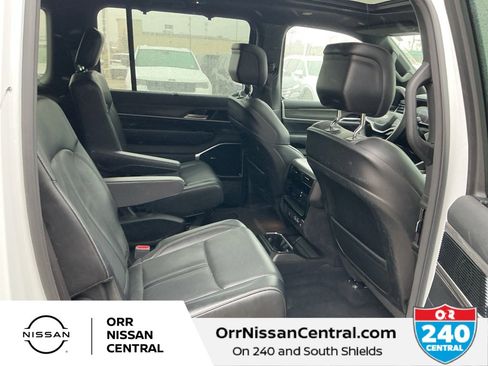 Used 2023 Jeep Wagoneer L Series III w/ Premium Group I image 12