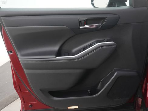 Used 2021 Toyota Highlander XLE image 22