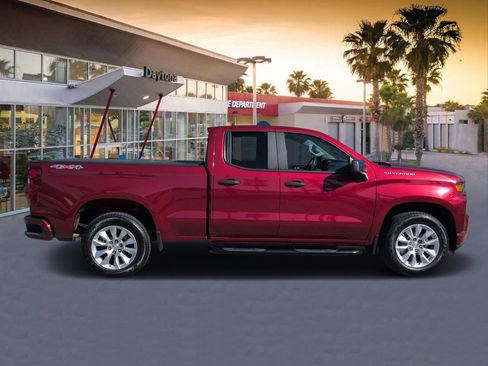 Used 2020 Chevrolet Silverado 1500 Custom w/ Custom Value Package image 2