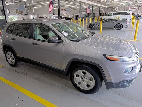 Used 2017 Jeep Cherokee Sport AWD/4WD image 2