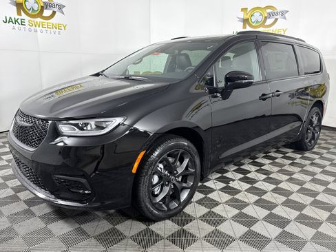 New 2026 Chrysler Pacifica Select image 3