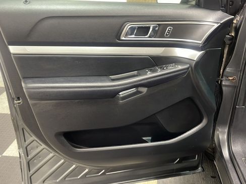 Used 2017 Ford Explorer XLT AWD/4WD image 13