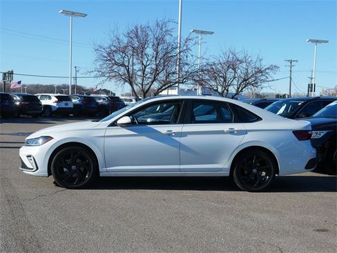 Certified 2025 Volkswagen Jetta SE image 4