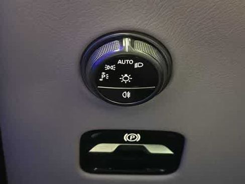 Used 2025 Mercedes-Benz GLC 300 4MATIC image 16