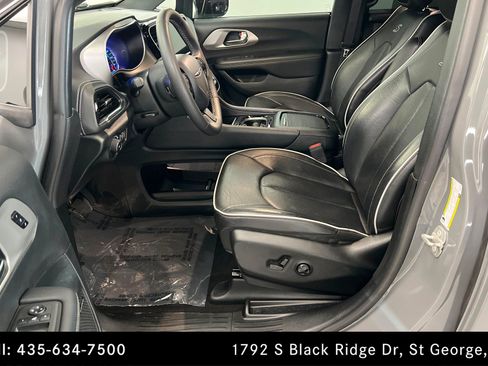 Used 2023 Chrysler Pacifica Limited w/ Uconnect Theater Family Group FWD image 17