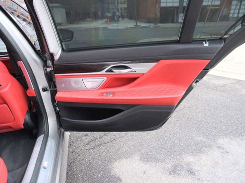 Used 2021 BMW 750i xDrive w/ Executive Package image 28