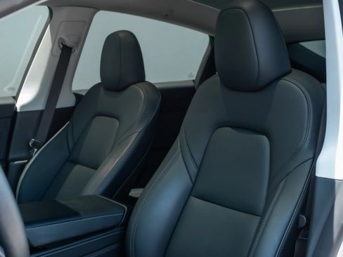 Used 2024 Tesla Model Y Long Range RWD image 13