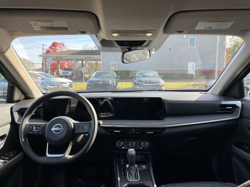 Used 2025 Nissan Kicks SV image 31