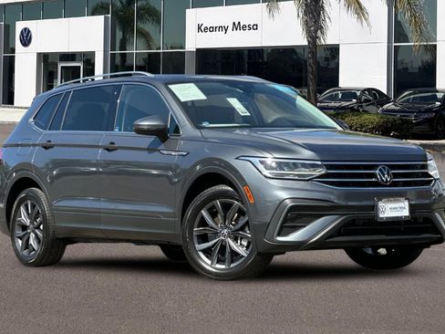 Used 2023 Volkswagen Tiguan SE w/ Panoramic Sunroof Package FWD image 2