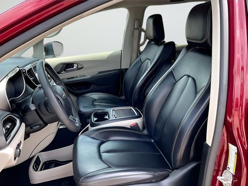 Certified 2023 Chrysler Pacifica Touring-L FWD image 18