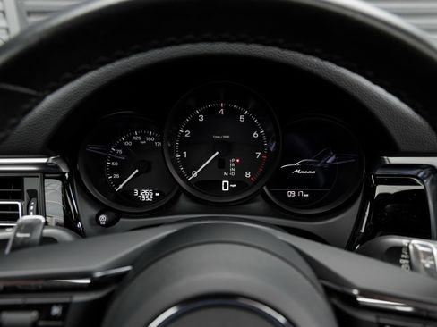 Used 2023 Porsche Macan image 18