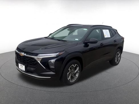 Used 2025 Chevrolet Trax LT FWD image 7