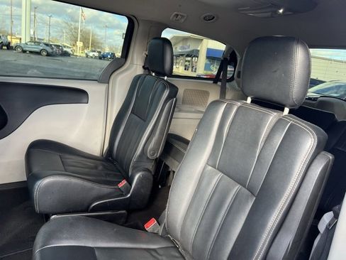 Used 2016 Chrysler Town & Country Touring image 23
