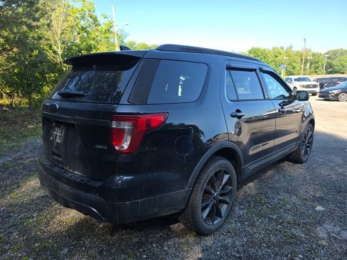 Used 2017 Ford Explorer XLT w/ Equipment Group 202A AWD/4WD image 8