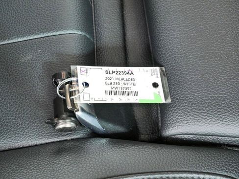 Used 2021 Mercedes-Benz GLB 250 4MATIC image 39