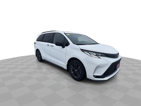 Used 2026 Toyota Sienna XSE image 2