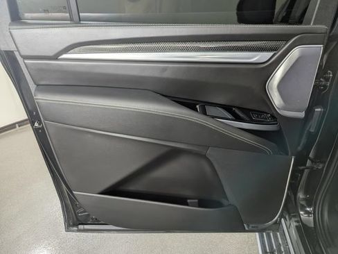Used 2025 Cadillac Escalade ESV V AWD/4WD image 15