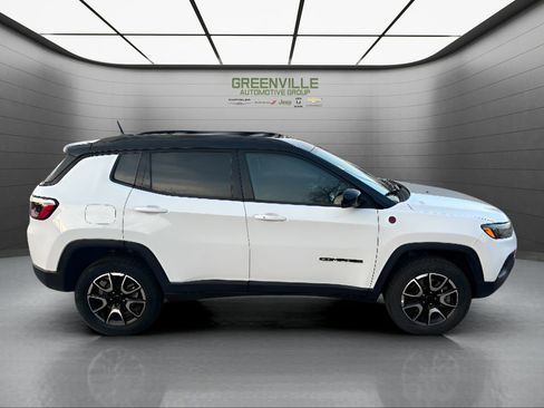 Used 2025 Jeep Compass Trailhawk image 5