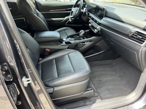 Used 2025 Kia Telluride S FWD image 11