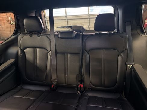 Used 2025 Jeep Wagoneer Series III w/ Premium Group I AWD/4WD image 16